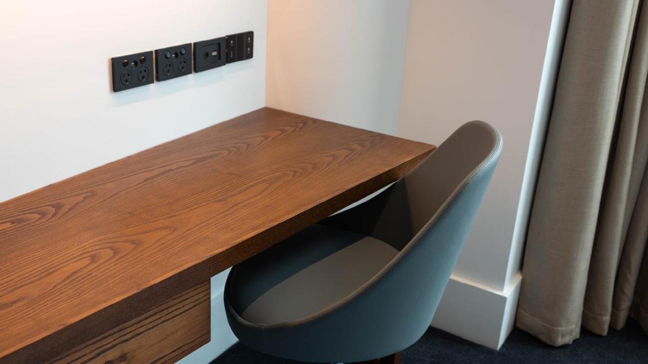 Horizon By Skycity Auckland Bagian luar foto A desk in a hotel room
