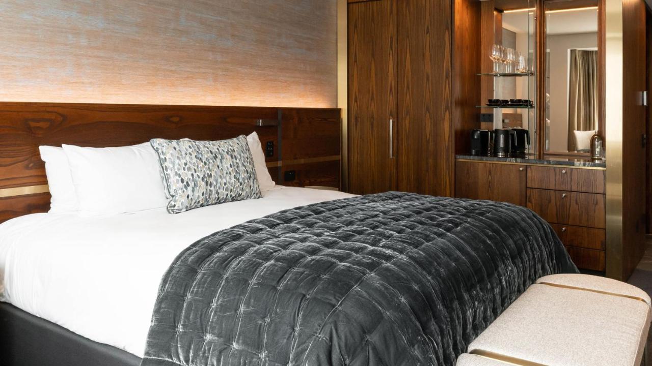 Horizon By Skycity Auckland Bagian luar foto A bed with a throw