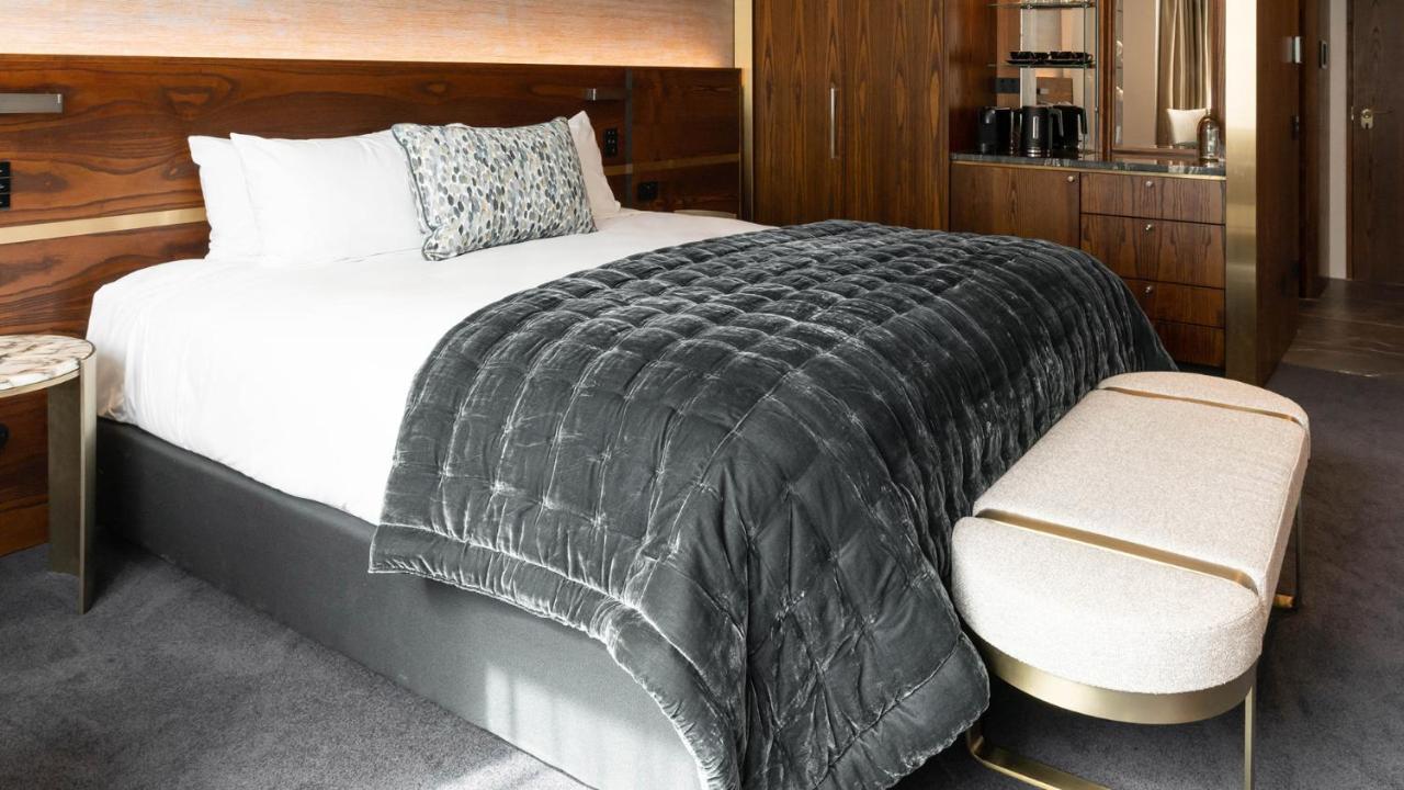 Horizon By Skycity Auckland Bagian luar foto A bed with a throw