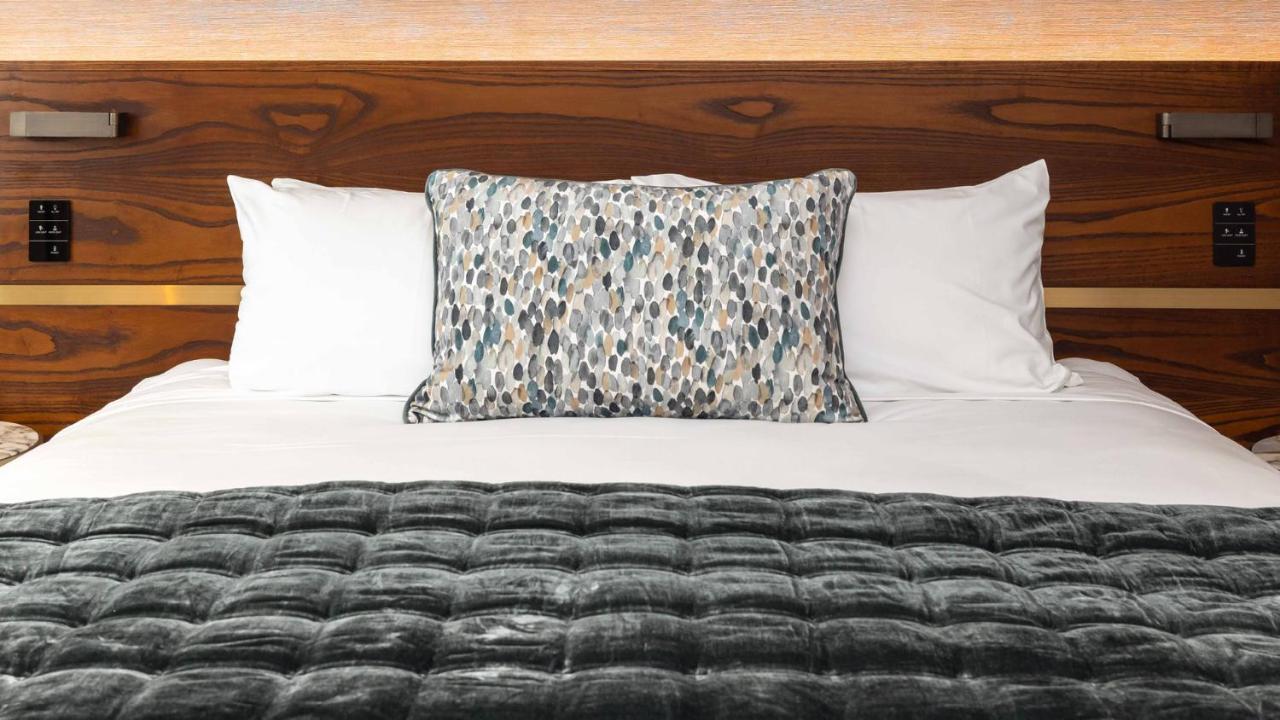 Horizon By Skycity Auckland Bagian luar foto A decorative pillow on a bed