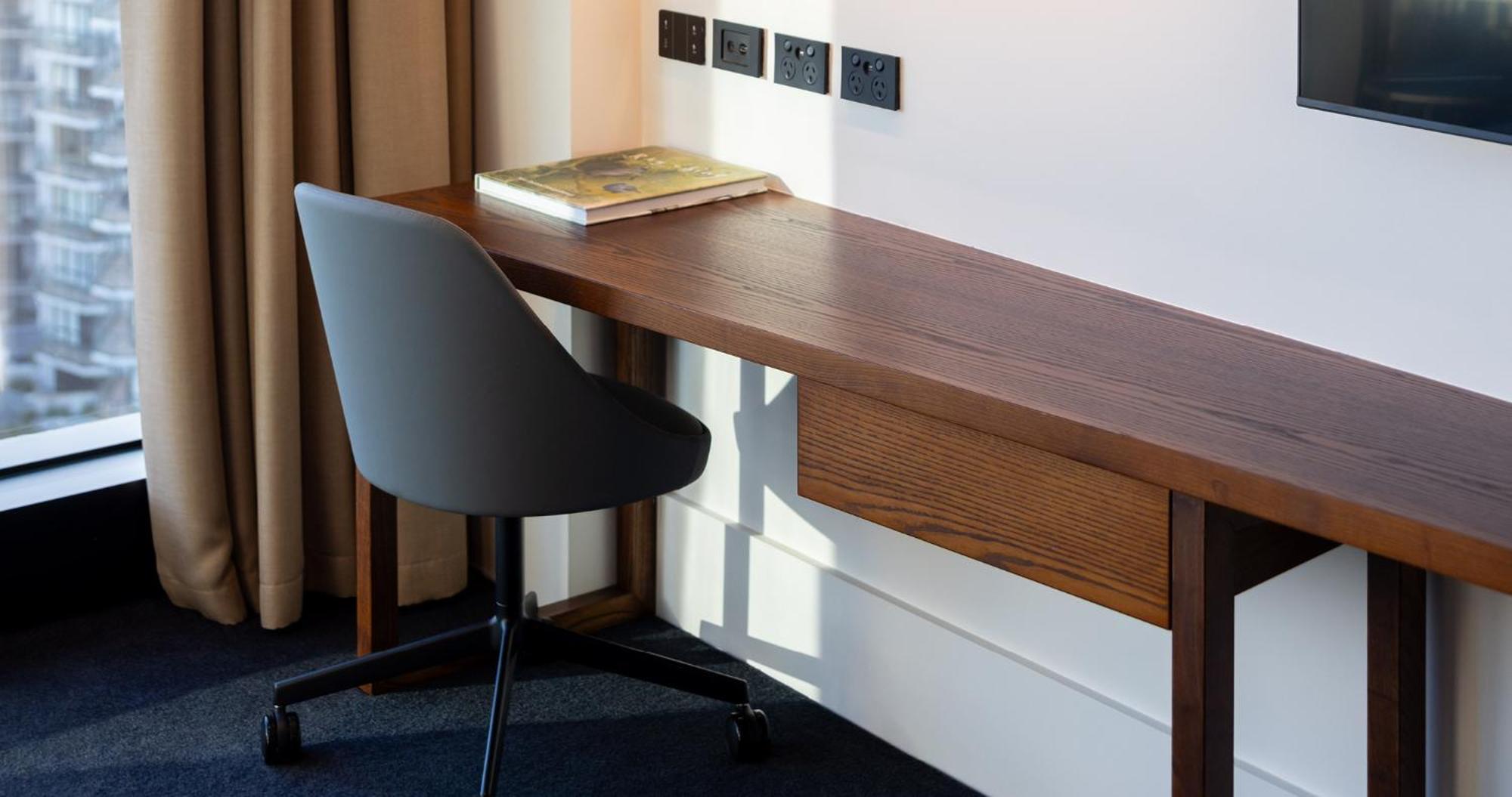 Horizon By Skycity Auckland Bagian luar foto A desk and chair
