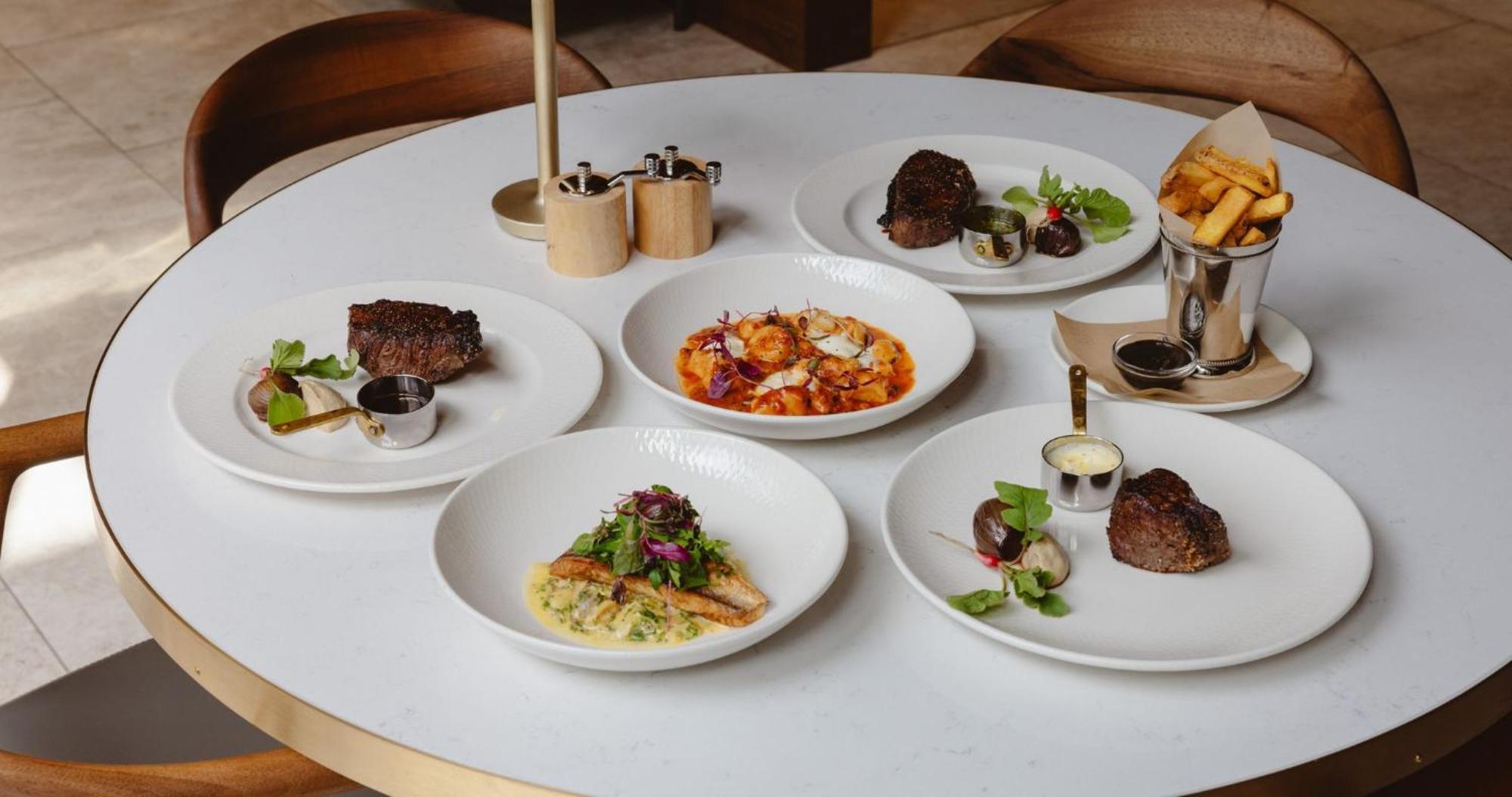 Horizon By Skycity Auckland Bagian luar foto Dishes at the restaurant